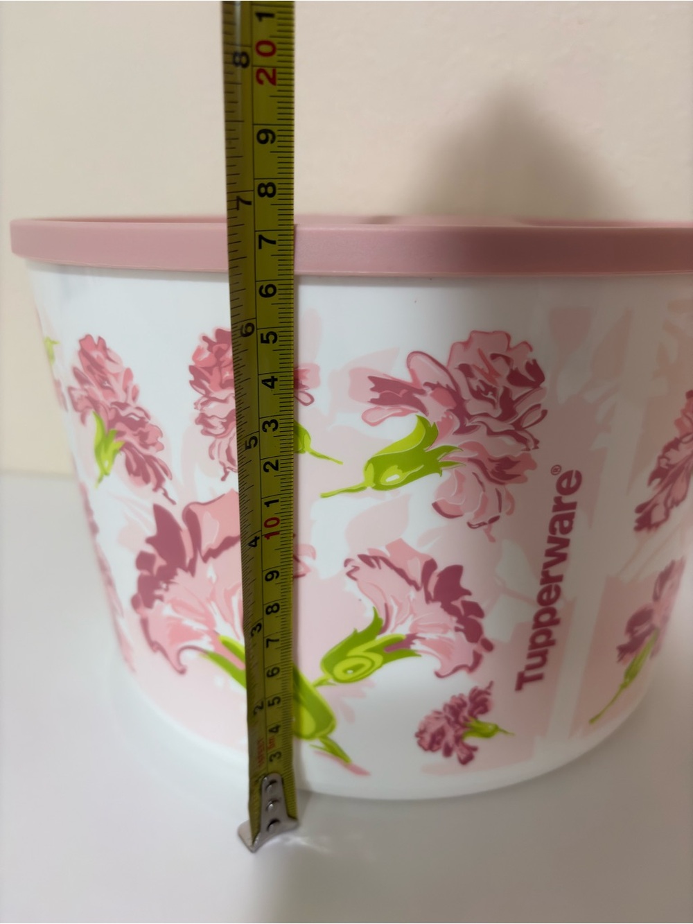 TUPPERWARE SERVING BOWL 6.6L. 28 CUP PINK CARNATION FLOWERS - Picture 2 of 14